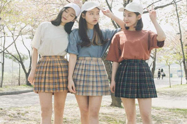 格纹长裙配什么上衣,格子短裙配什么上衣好看