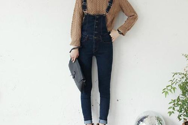 牛仔背带裤怎么搭配外套,牛仔背带裤怎么搭配外套穿
