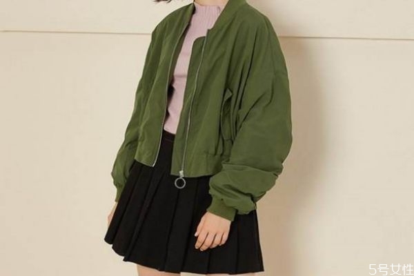 绿色衣服应该怎么搭配,绿色衣服如何搭配