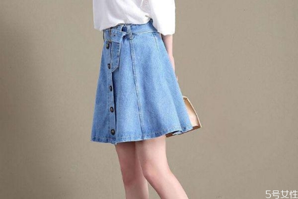 牛仔短裙怎么搭配好看,牛仔裙如何搭配 牛仔短裙怎么搭配好看,牛仔裙如何搭配