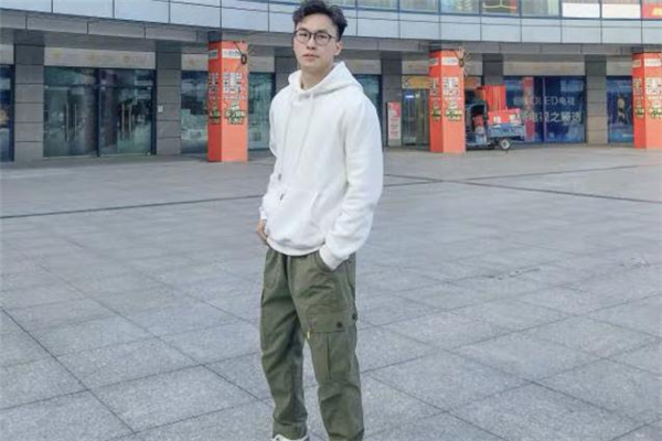 军绿色裤子搭配白色上衣,军绿色裤子配白色上衣可以吗