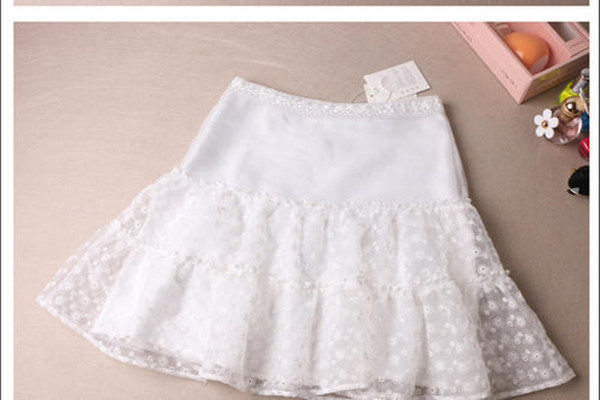 白色蕾丝长裙搭配什么上衣好看,白色蕾丝裙配什么上衣