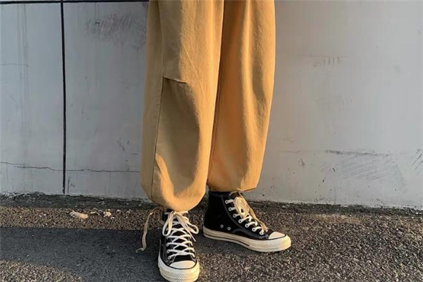 黄色束脚裤配什么上衣,黄色束脚裤配什么鞋子