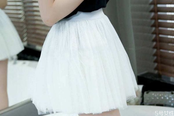 怎样搭配短裙,短款裙子怎么搭配