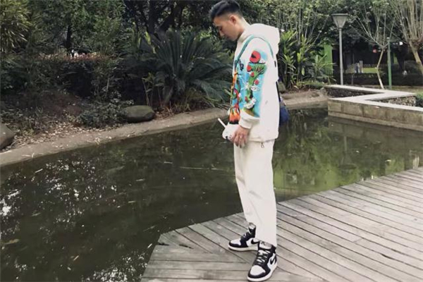 涂鸦卫衣配什么裤子,拼色卫衣搭配什么裤子