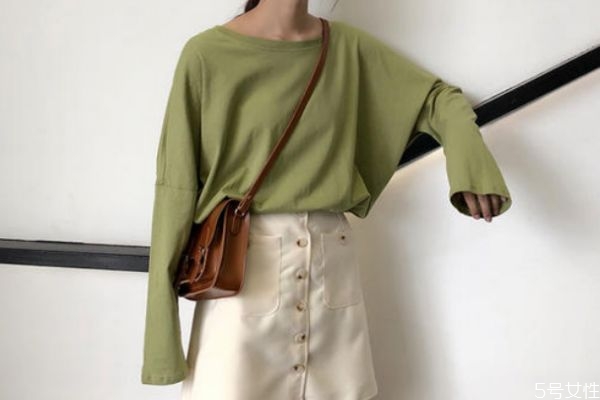 橄榄绿的衣服怎样搭配,橄榄绿配什么颜色衣服