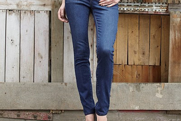 宽脚牛仔裤怎么搭配上衣,窄腿牛仔裤怎么搭配上衣图