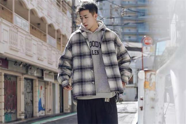 格子外套内搭卫衣,格子衫配卫衣