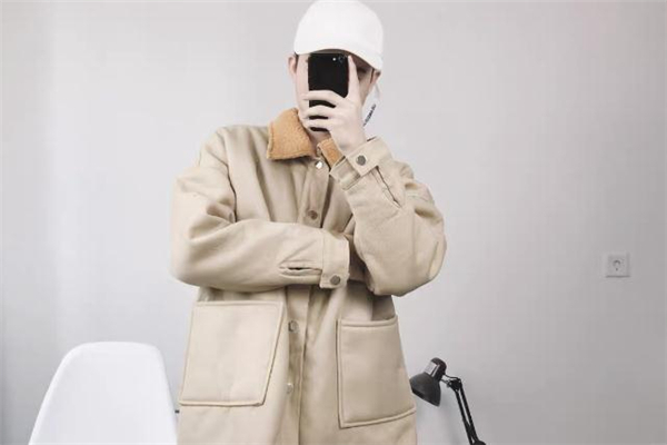 杏色羊羔毛外套内搭什么颜色,杏色羊羔毛外套搭配什么裤子