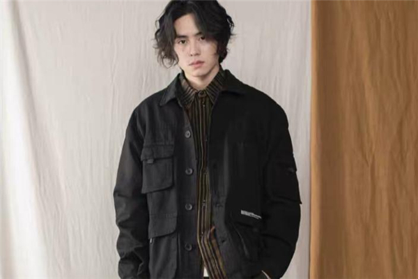 黑衬衫配工装裤,黑色外套配什么衬衫