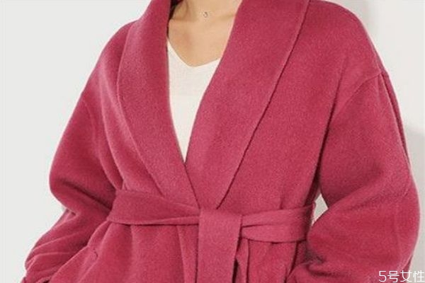 澳毛大衣会扎人吗,为什么澳毛大衣穿着扎人