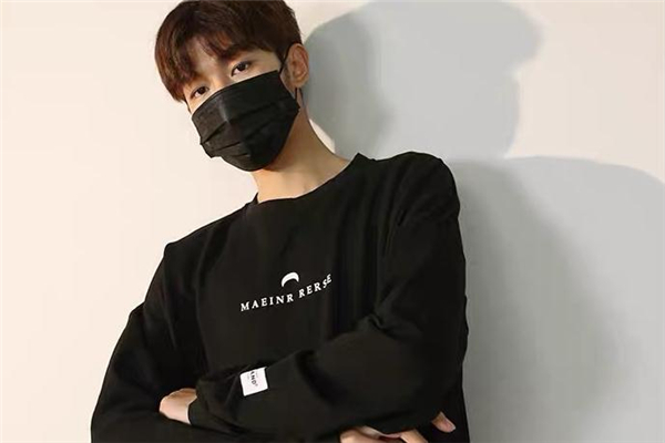 港风卫衣搭配什么裤子,黑红色卫衣