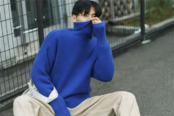 蓝色高领子毛衣怎么穿好看,蓝色毛衣搭什么外套比较好 蓝色高领子毛衣怎么穿好看,蓝色毛衣搭什么外套比较好