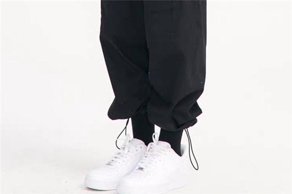束脚裤搭配小白鞋,白色束脚裤搭配什么鞋子