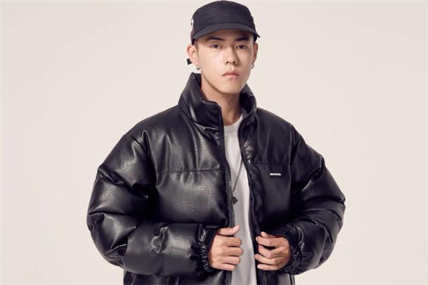 黑色棉服穿搭,穿黑色棉服怎么搭配