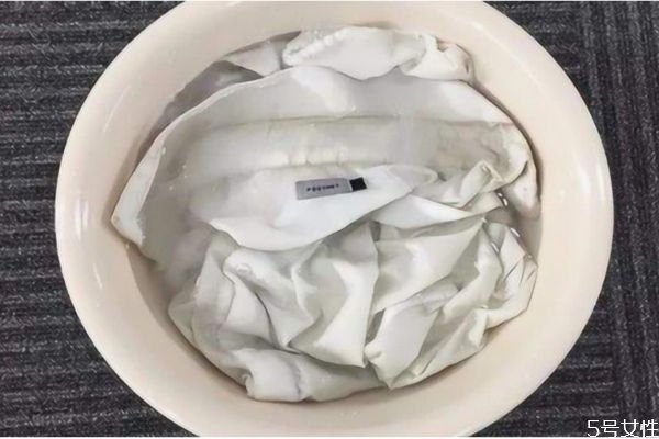 怎样洗白衣服快速变白,白衣服污渍怎么去除 怎样洗白衣服快速变白,白衣服污渍怎么去除