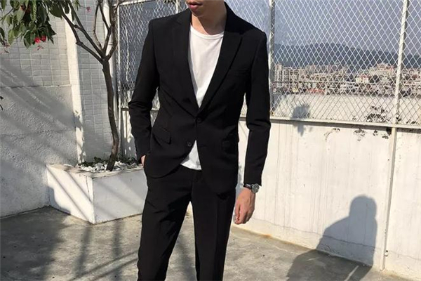 黑色休闲西装的搭配什么裤子好看,男士休闲西装 黑色休闲西装的搭配什么裤子好看,男士休闲西装