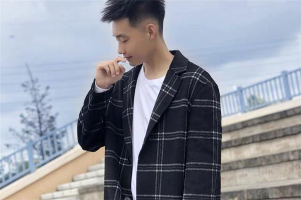 格子衫配大衣,格子大衣搭配什么衣服