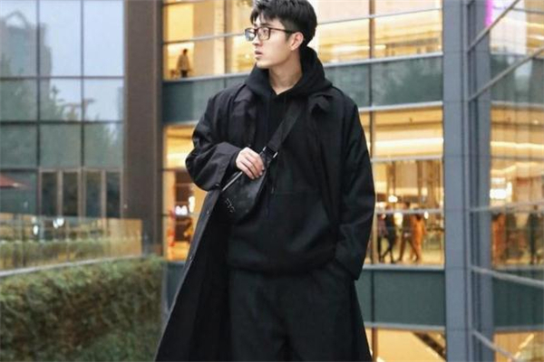 黑色大衣搭配卫衣图片,黑色毛呢大衣内搭什么最好看