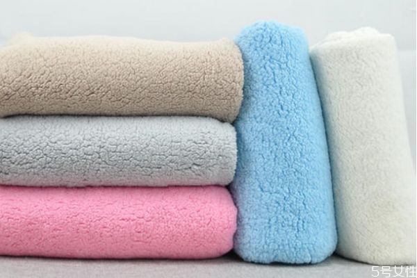 怎么区分真假羊羔绒,怎样分辨真假羊羔绒 怎么区分真假羊羔绒,怎样分辨真假羊羔绒