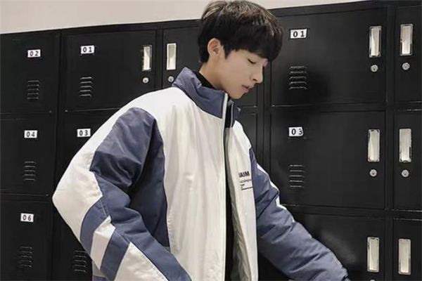 蓝灰色棉服,深蓝色棉服