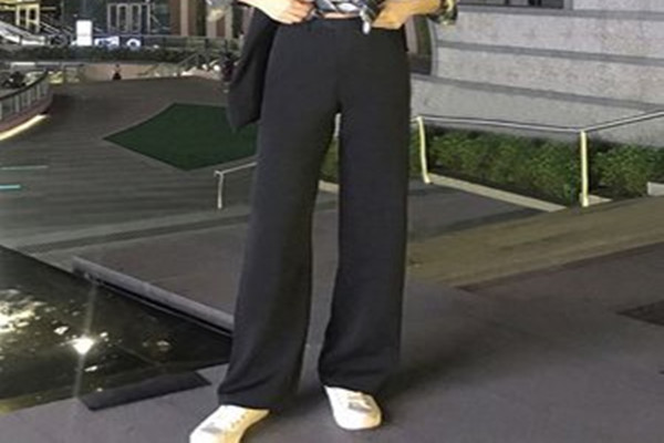 拖地裤怎么搭配好看,拖地裤配什么上衣好看