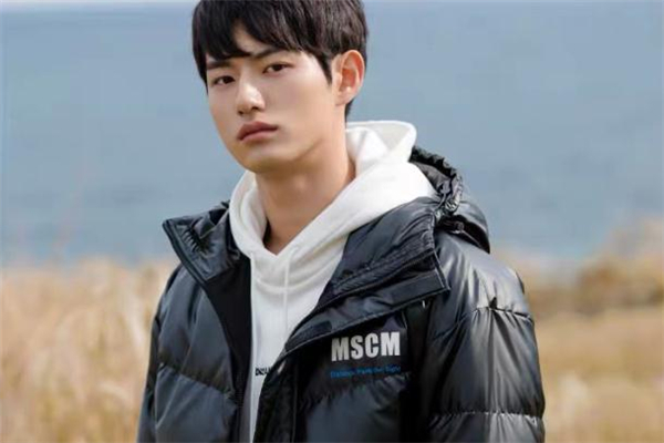 亮面羽绒服的搭配,亮面羽绒服穿搭