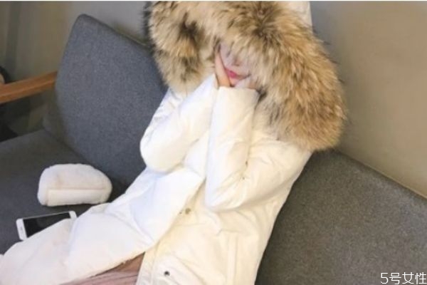 白色羽绒服发黄什么原因,白色羽绒服为什么变黄 白色羽绒服发黄什么原因,白色羽绒服为什么变黄