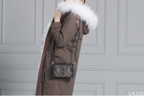 羽绒服洗后成一坨一坨的怎么办,羽绒服洗了之后羽绒成坨了怎么办