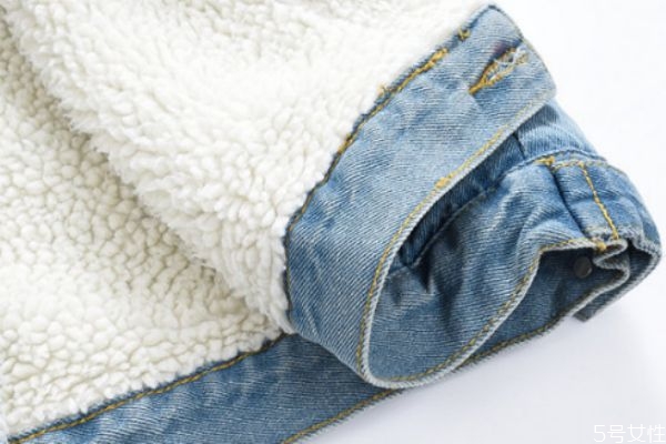 羊羔绒穿黑了怎么清洗,白色羊羔绒黑了怎么洗