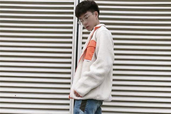 乳白色羊羔绒外套搭配,乳白色羊羔绒外套搭配短款