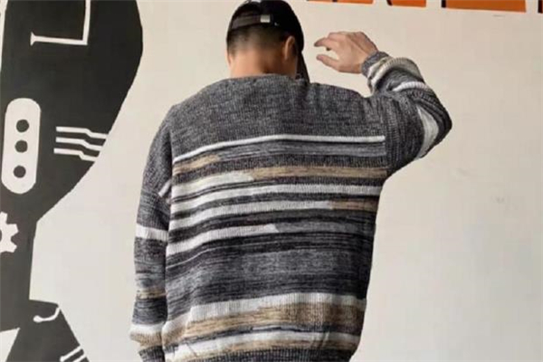 灰色条纹毛衣搭配图片,灰色条纹毛衣搭配什么裤子
