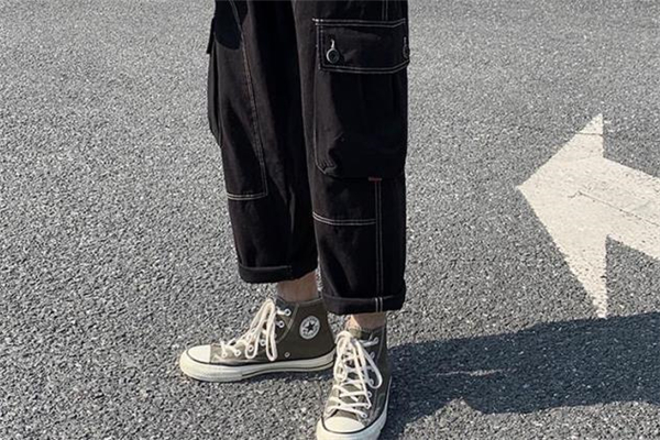 黑色直筒裤搭配什么上衣,黑色直筒裤配什么鞋