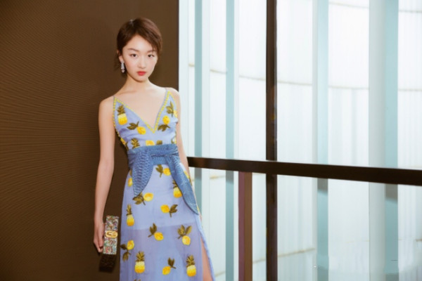 冬季平胸穿衣服搭配,平胸妹子穿搭技巧