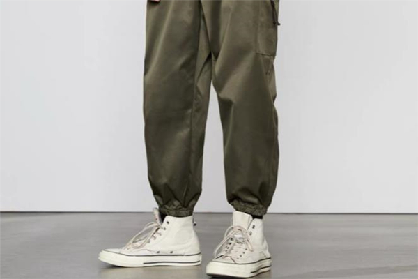 选择宽松的裤子,比较宽松的裤子