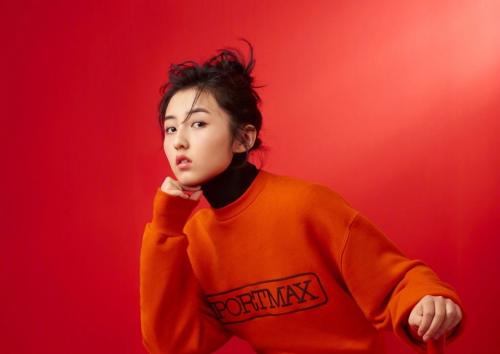 红色卫衣搭配什么裙子好看,红色卫衣搭配什么裙子秋季