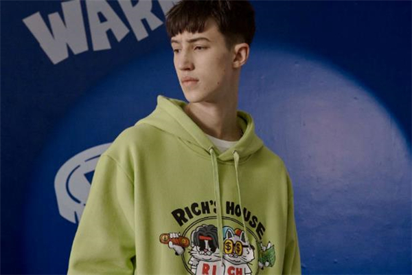 薄荷绿衣服配什么颜色裤子,薄荷绿衣服显白吗