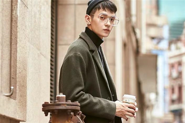 军绿色毛呢大衣配什么颜色内搭好看,军绿色毛呢大衣搭配图片