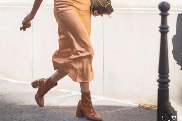 焦糖色鞋子配什么衣服好看,焦糖色鞋子配什么衣服