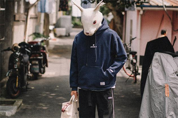 蓝色连帽卫衣配什么外套,蓝色连帽卫衣怎么搭配裤子 蓝色连帽卫衣配什么外套,蓝色连帽卫衣怎么搭配裤子