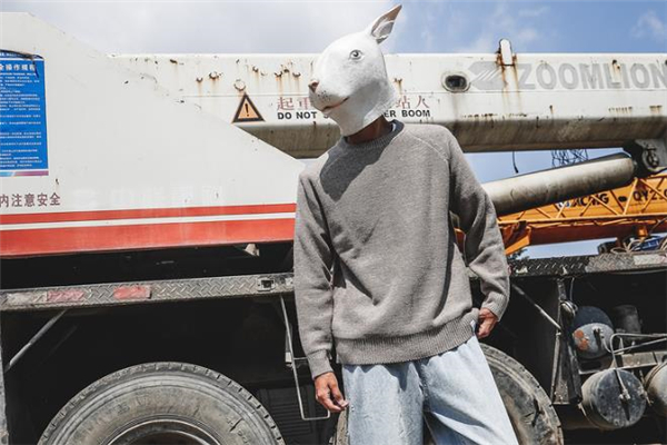 灰色针织衫怎么搭配最好看,灰色针织衫搭配什么颜色内搭