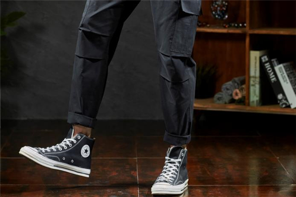 黑色九分裤配什么鞋子,黑色九分裤搭配什么上衣