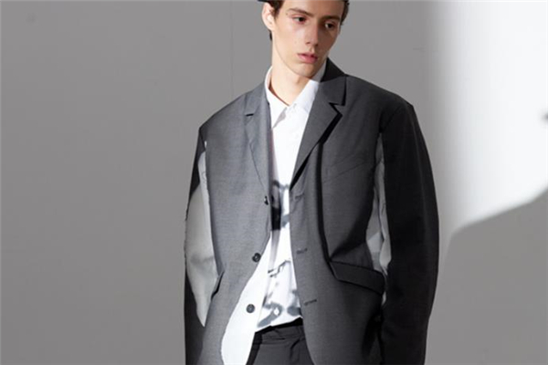 西装外套搭配老爹鞋好看吗,西装搭配老爹鞋