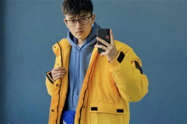 搭配蓝色卫衣的外套,搭配蓝色卫衣的裤子