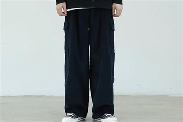 藏蓝色裤子配什么颜色上衣好看,藏蓝色裤子配什么鞋