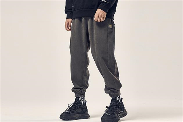 灰色束脚裤搭配什么颜色上衣,灰色束脚裤配什么鞋子好看