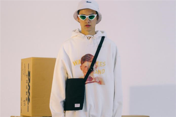 白色加绒卫衣搭配图片,白色加绒卫衣配什么裤子