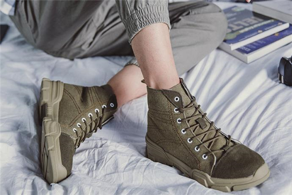 军绿色马丁靴怎么搭配,军绿色马丁靴全身搭配图片女