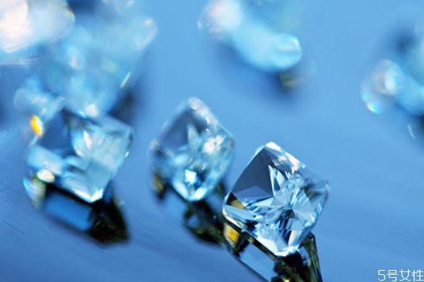 珠宝色彩搭配技巧,彩宝吊坠镶嵌宝石图片