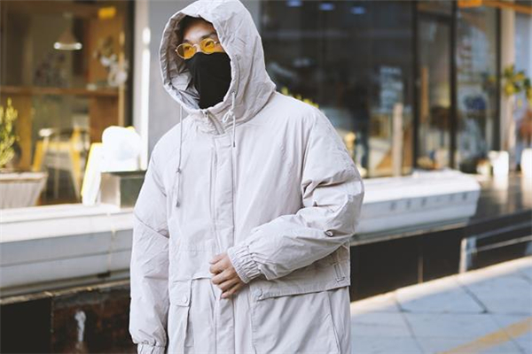 白色长款羽绒服怎么搭配好看,白色长款羽绒服配什么颜色裤子好看 白色长款羽绒服怎么搭配好看,白色长款羽绒服配什么颜色裤子好看